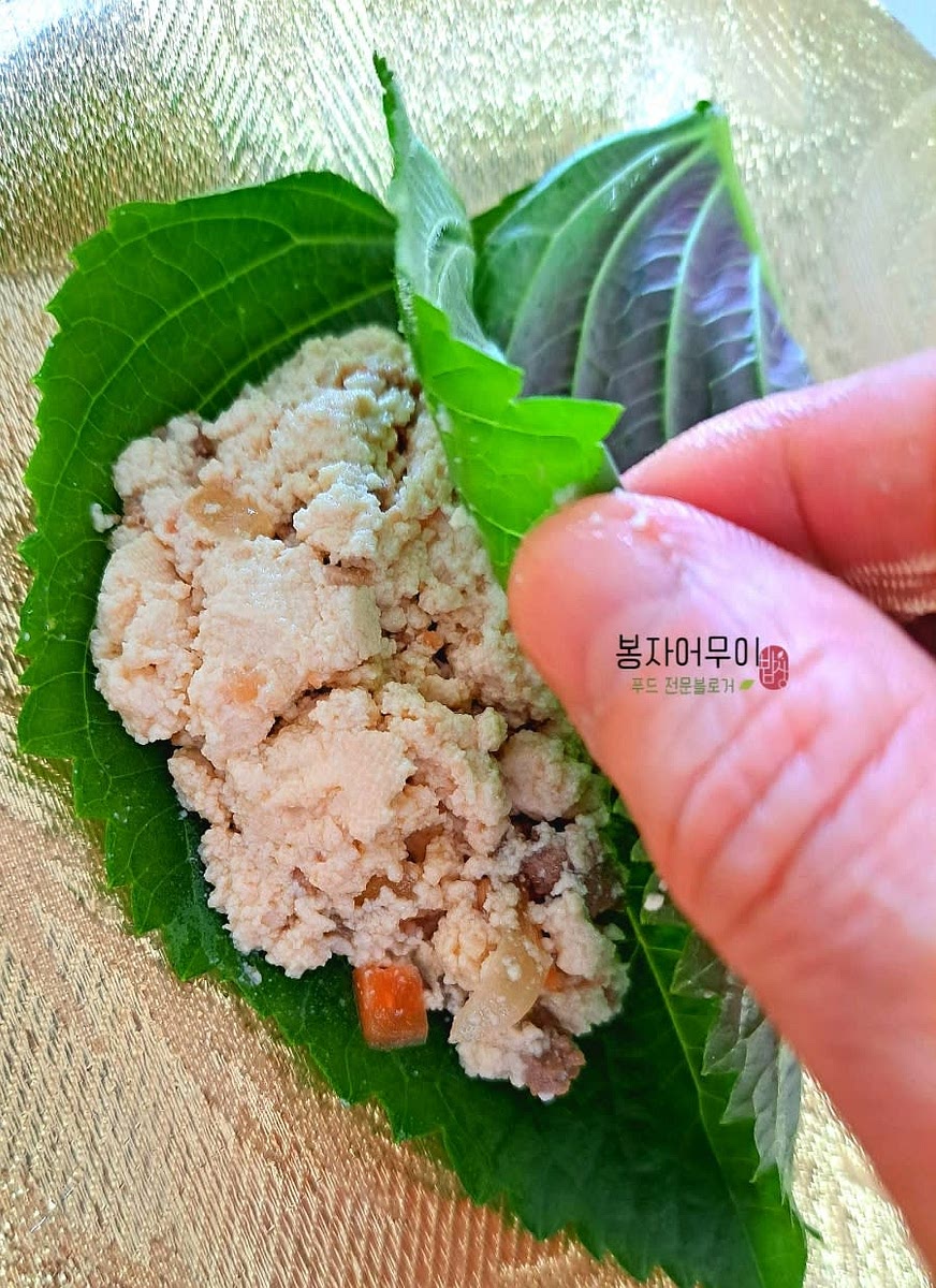 깻잎 속에 두부와 소고기소보로로 만든 속을 넣고 반으로 접어줍니다.