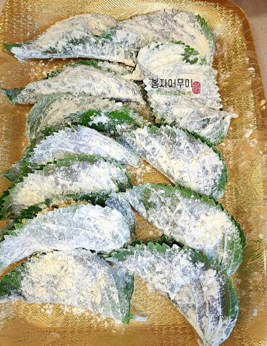 부침가루를 깻잎에 고루 입힌 뒤 계란 3개를 풀어 잘 섞은 계란물에 입힙니다.