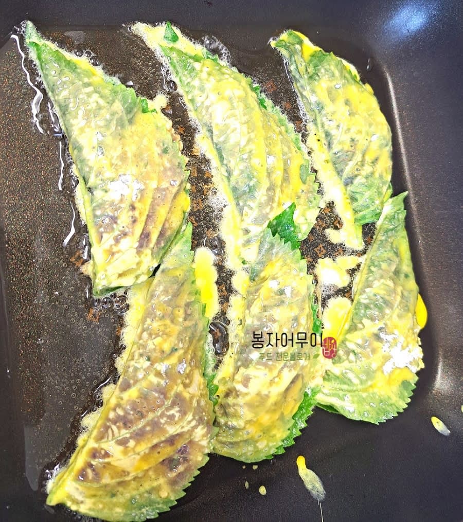 달군 팬에 적당히 기름을 두르고 깻잎전을 앞뒤로 노릇하게 구워줍니다.