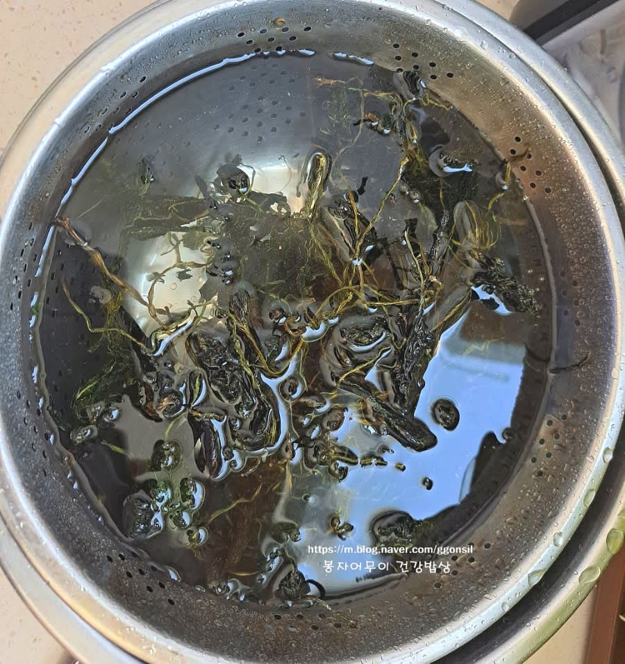 건조 곤드레 나물을 3시간 불리고 15분 삶아주세요.