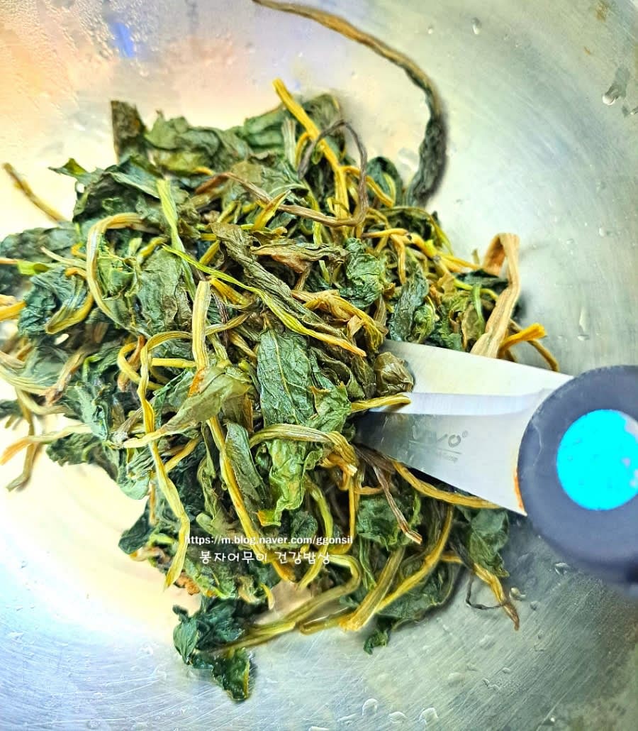 불리고 삶은 곤드레 나물의 물기를 꼭 짜고 먹기 좋은 크기로 잘라줍니다.