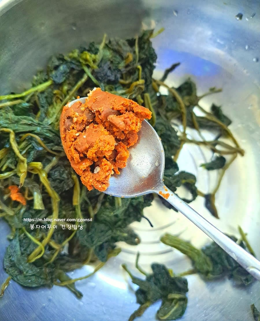 된장 반 스푼, 마늘 반 스푼, 참기름 한 스푼을 넣고 조물조물 무쳐줍니다.