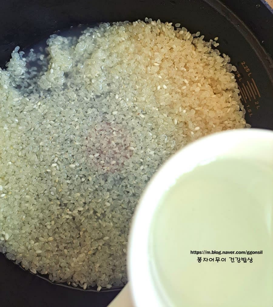 쌀 2컵을 씻고, 곤드레 나물에서 수분이 나오므로 물을 1컵 반보다 약간 더 넣어 준비합니다.