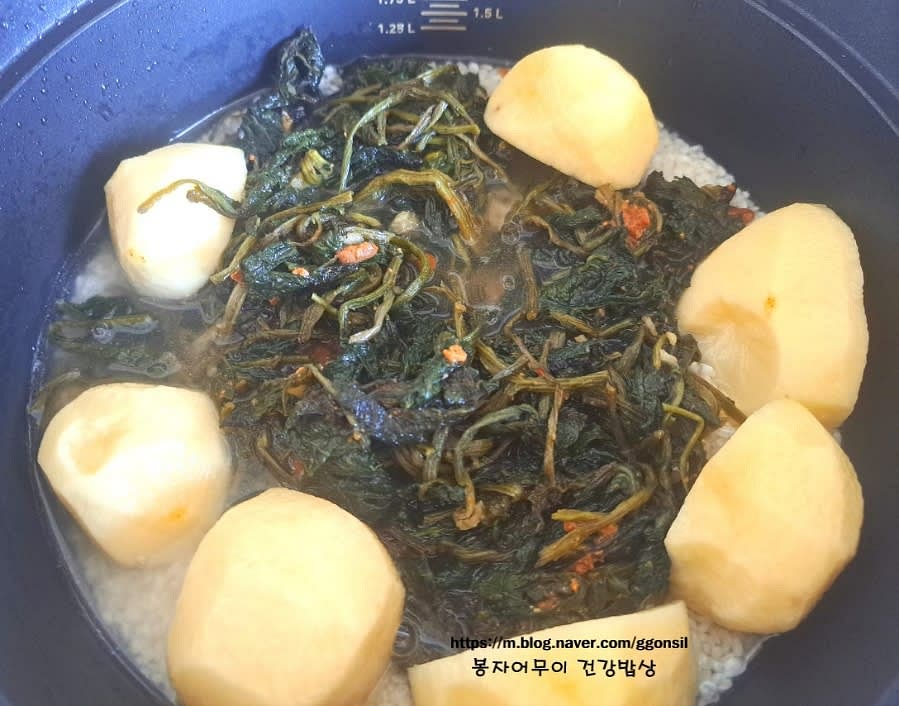 밥 위에 양념한 곤드레 나물과 손질한 감자를 올립니다.