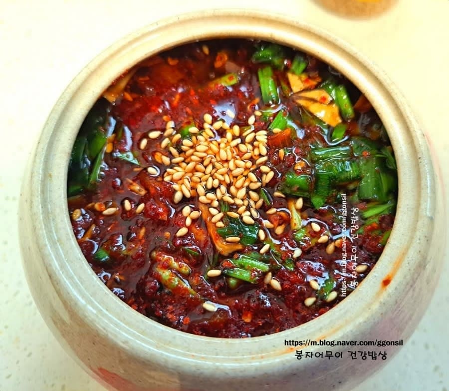 간장 반 컵에 청양고추, 쪽파, 양파를 다지고 다진 마늘 한 스푼을 넣고 섞습니다. 고춧가루 1스푼, 참기름 1스푼, 들기름 1스푼, 깨소금을 넣어 잘 섞어 양념장을 완성합니다.