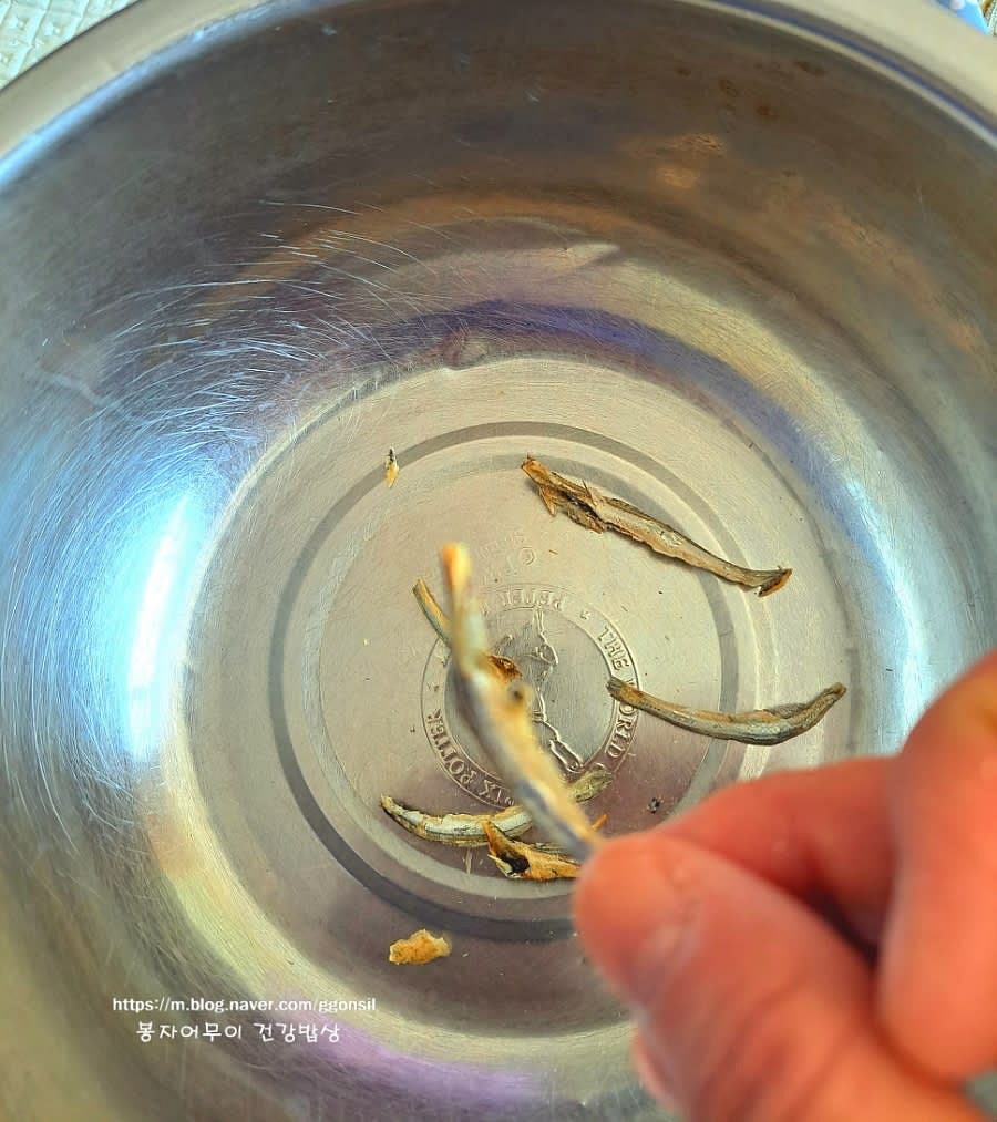 중멸치의 머리와 멸치의 응가 부분을 제거해 쓴맛이 안 나도록 합니다. 제거한 멸치는 체반에 받쳐서 달달 털어줍니다.