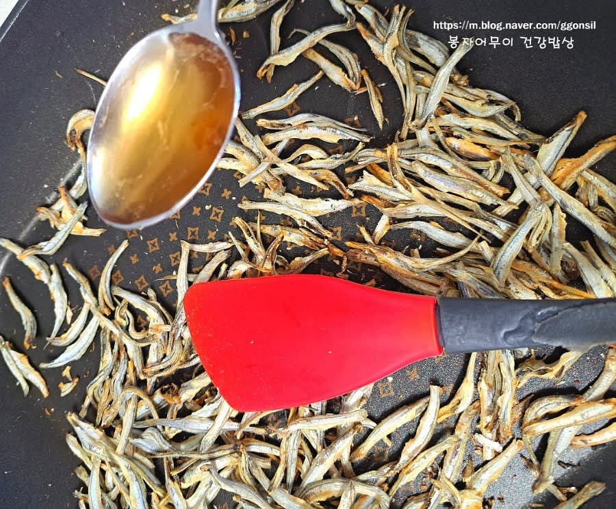 팬에 멸치를 기름 없이 볶아줍니다. 멸치가 약간 노릇해지면 매실청 한 스푼을 넣고 볶아줍니다.