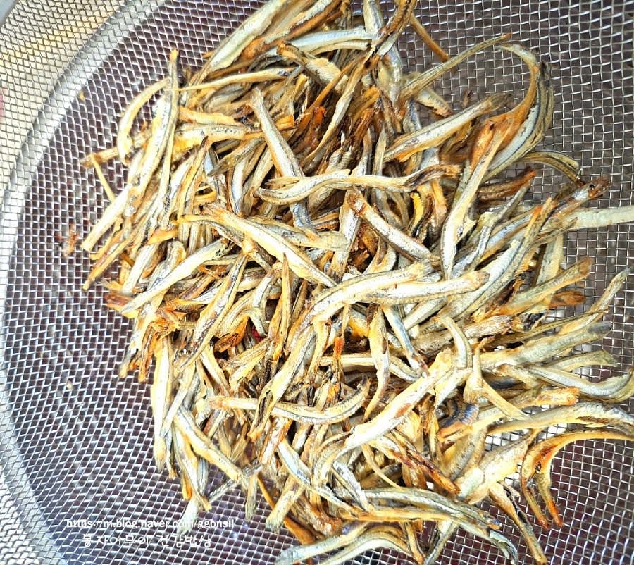 멸치가 노릇해지면 불을 끄고 채반에 받쳐서 탈탈 털어줍니다. 비늘이 마저 떨려나가면서 비린 맛이 훨씬 덜합니다.