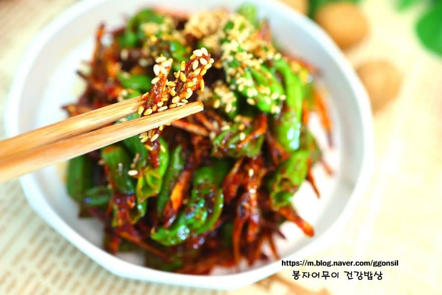 완성된 멸치볶음을 통깨를 뿌려 마무리합니다.