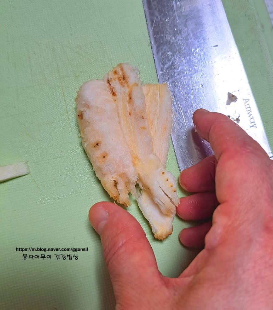 더덕을 깨끗이 씻고 껍질을 벗긴 후, 먹기 좋은 크기로 얇게 자릅니다.