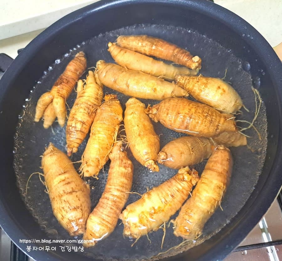 소금 1스푼을 끓는 물에 넣고, 더덕을 약 10초간 데친 후 물기를 빼줍니다.