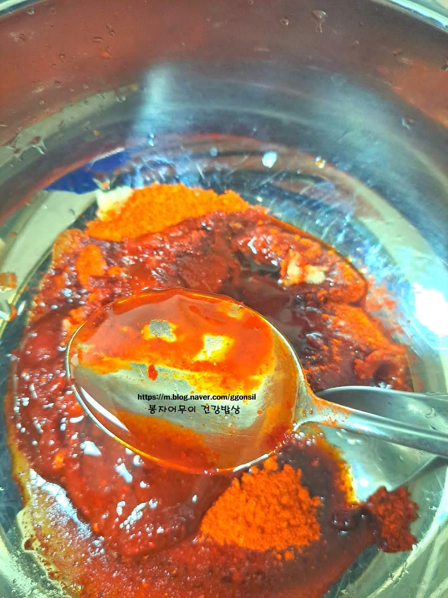 분량의 고춧가루, 간장, 고추장, 올리고당, 설탕, 다진 마늘, 식초, 참기름을 섞어 양념장을 만듭니다.