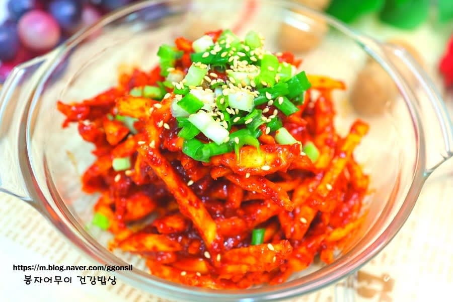 마지막으로 통깨와 쪽파를 뿌려 완성합니다.