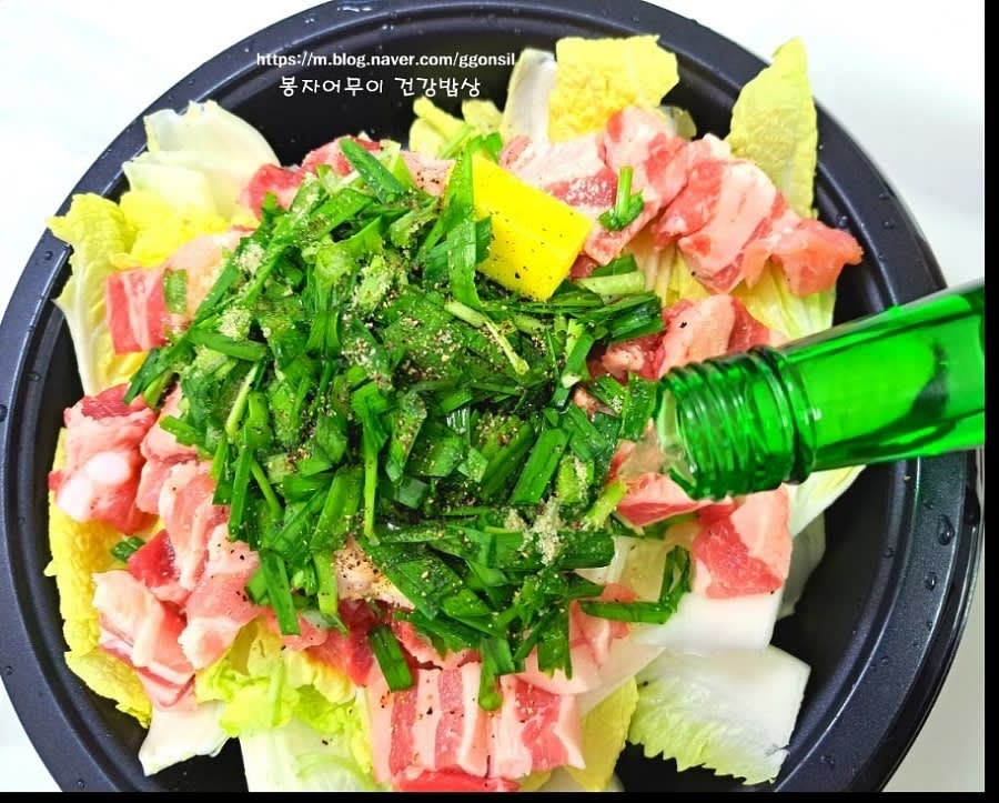 소주 반병을 부어주고 소금 1스푼, 버터 1 큰 술, 참치액 1스푼을 넣고 부추와 후추를 뿌린 후 15분간 삶아줍니다.