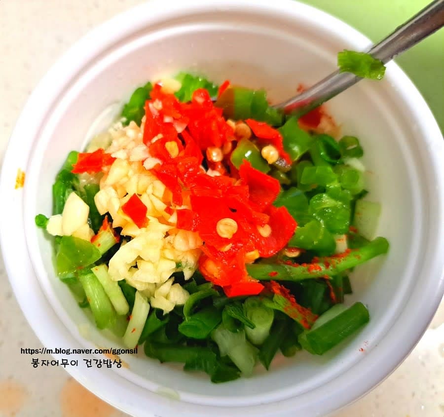 새우젓, 고춧가루, 쪽파, 청양고추, 양파, 설탕, 참기름, 깨소금을 섞어 새우젓 무침을 만듭니다.