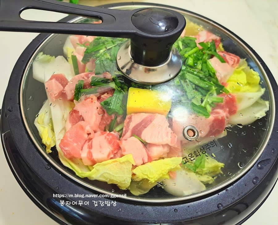 찜기에 배추와 삼겹살을 넣고 중불에서 쪄줍니다.