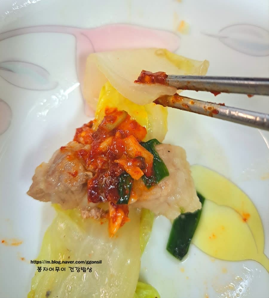 찜이 완성되면 접시에 담고 새우젓 무침과 함께 곁들여냅니다.