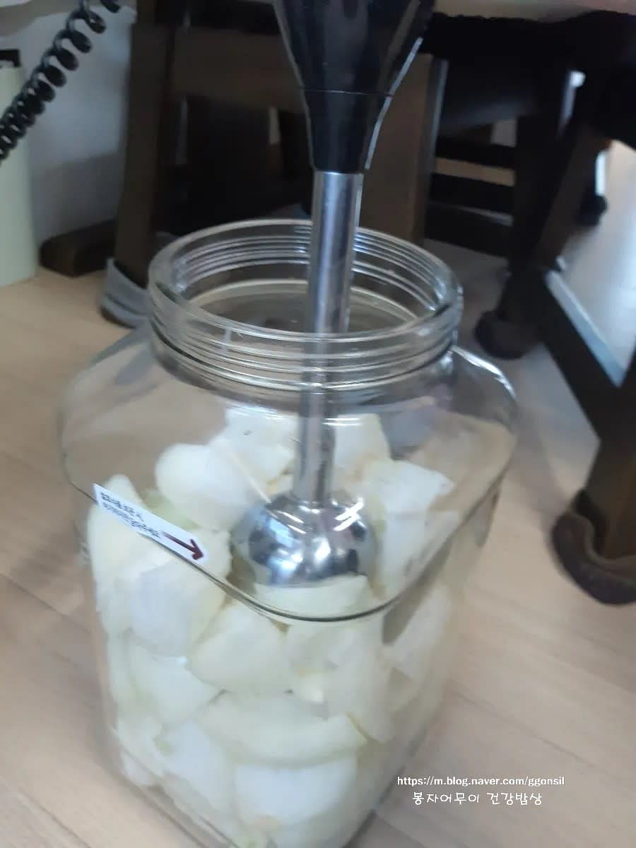 양파를 대충 자르고 갈아서 소독한 유리병에 담아줍니다.