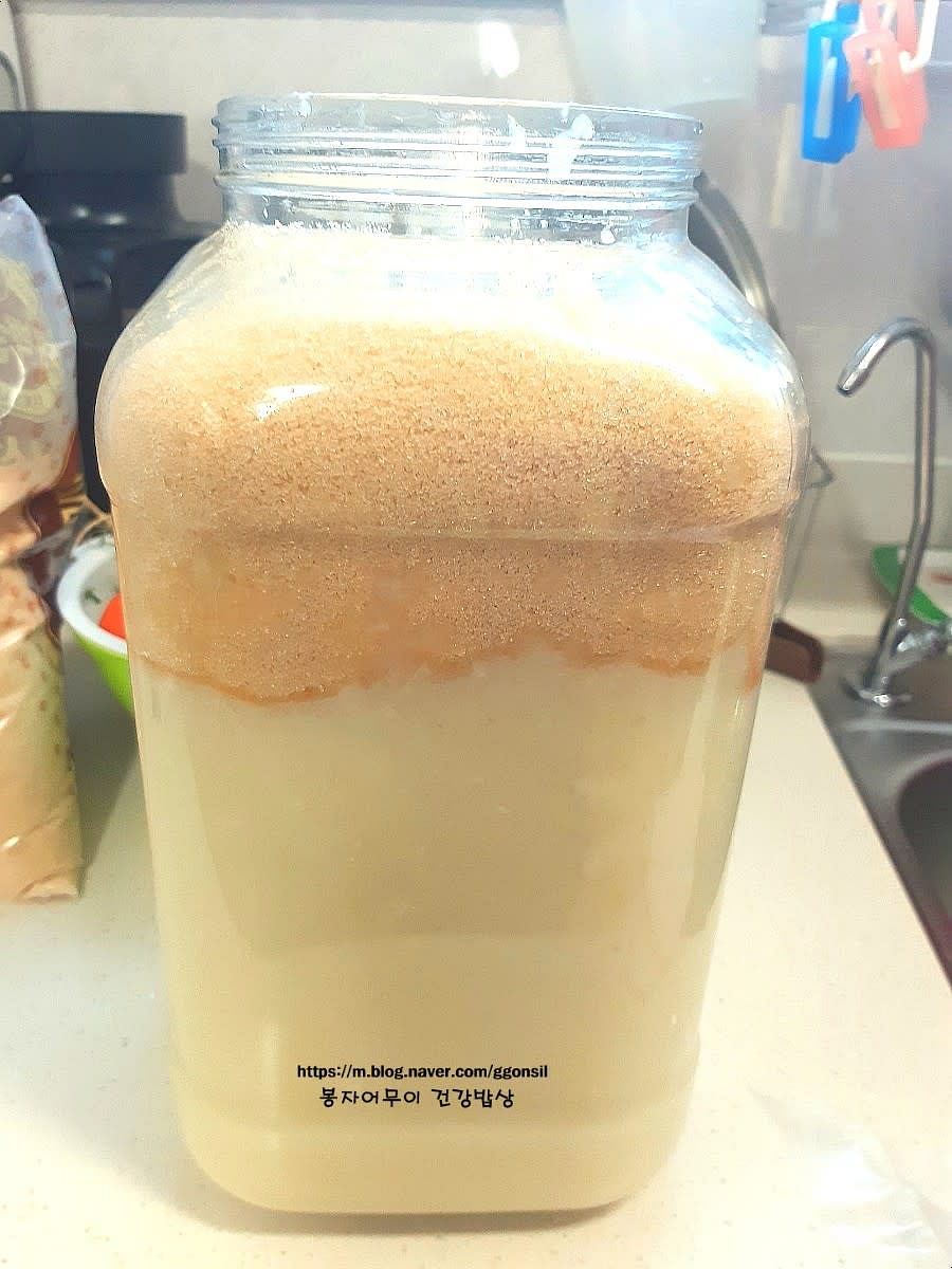 양파와 설탕을 3:2 비율로 섞어 양파 위에 부어줍니다.