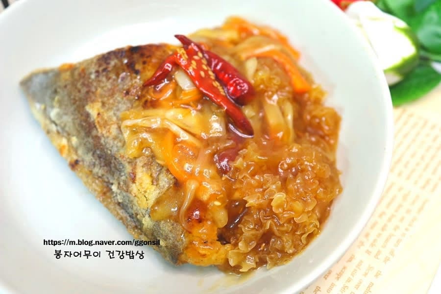 걸죽해진 소스를 병어에 얹어 완성합니다.