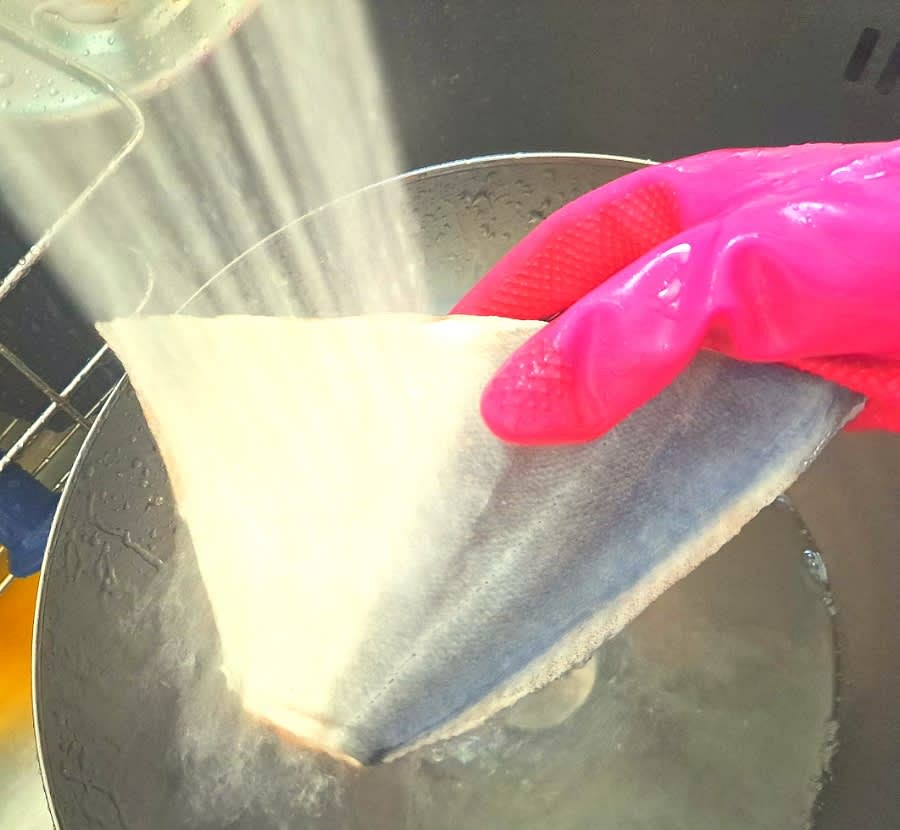 병어를 손질하여 껍질을 제거하고 깨끗이 씻습니다.