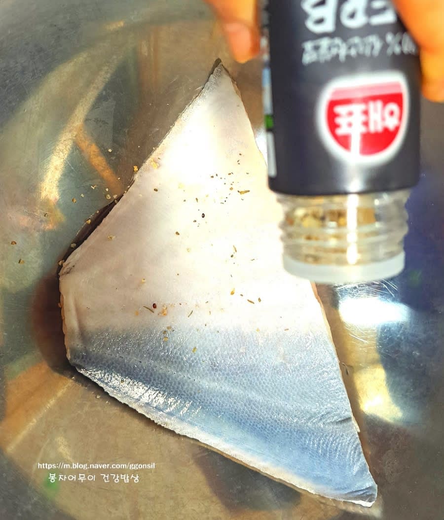 손질한 병어를 물기 제거 후 소금, 후추, 맛술로 밑간합니다.