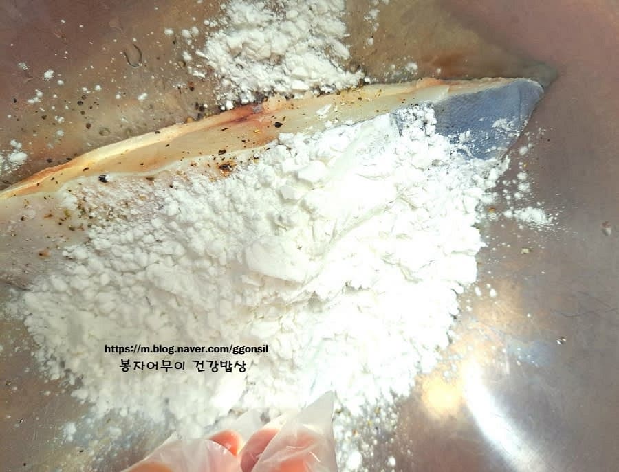 밑간이 조금 배어들었을 때 감자 전분 3스푼을 앞뒤로 골고루 발라줍니다.