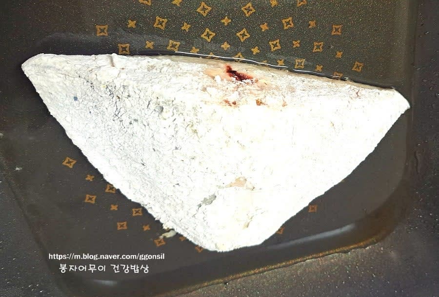 전분 옷을 입은 병어를 기름에 바삭하게 튀기듯이 구워줍니다.