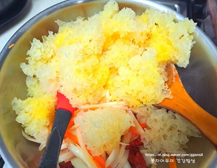 탕수육 소스를 만들기 위해 양파, 당근, 목이버섯, 마늘, 베트남 고추를 기름에 볶아 준비합니다.