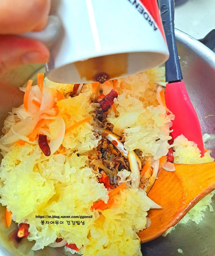 식초, 진간장, 물, 설탕, 레몬즙을 섞어 탕수육 소스를 만듭니다. 전분 2스푼을 물에 개어서 마지막에 넣고 잘 섞어줍니다.