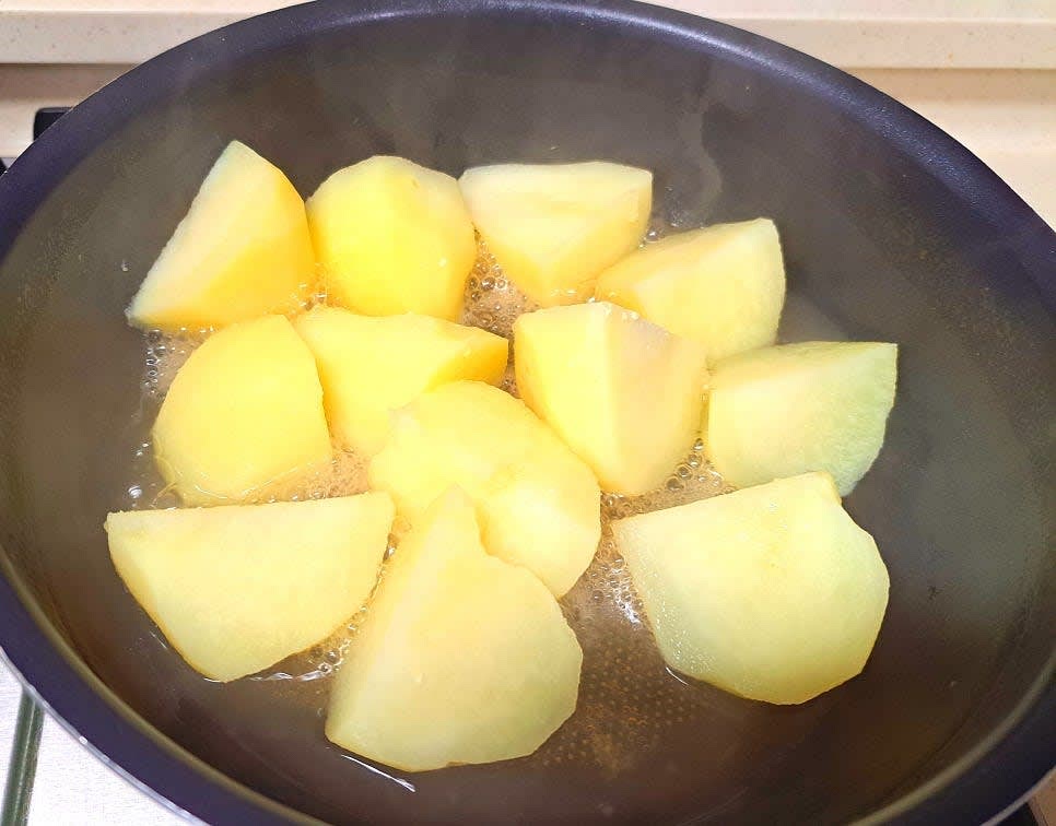 물이 조금 남았을 때 뚜껑을 열고 삶아 남은 수분을 날려줍니다. 그래야 감자가 더 포슬포슬해집니다.