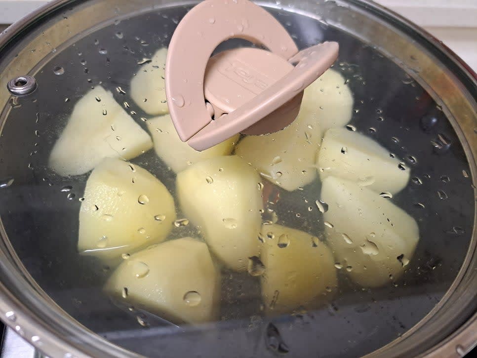 감자 껍질을 필러로 깎아서 깨끗하게 씻은 후 숭덩숭덩 자르고 물을 2컵 붓고 푹 삶아줍니다.