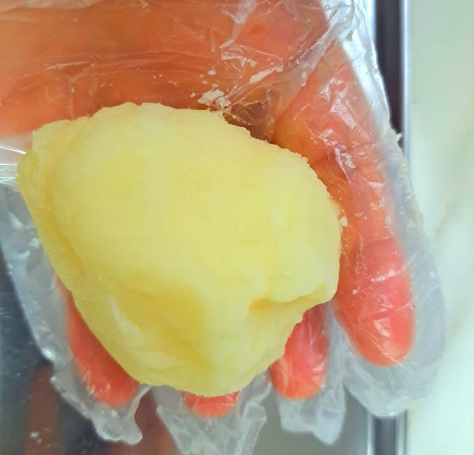 삶은 감자를 으깬 후 소금을 약간 뿌리고 동글동글하게 뭉쳐줍니다.