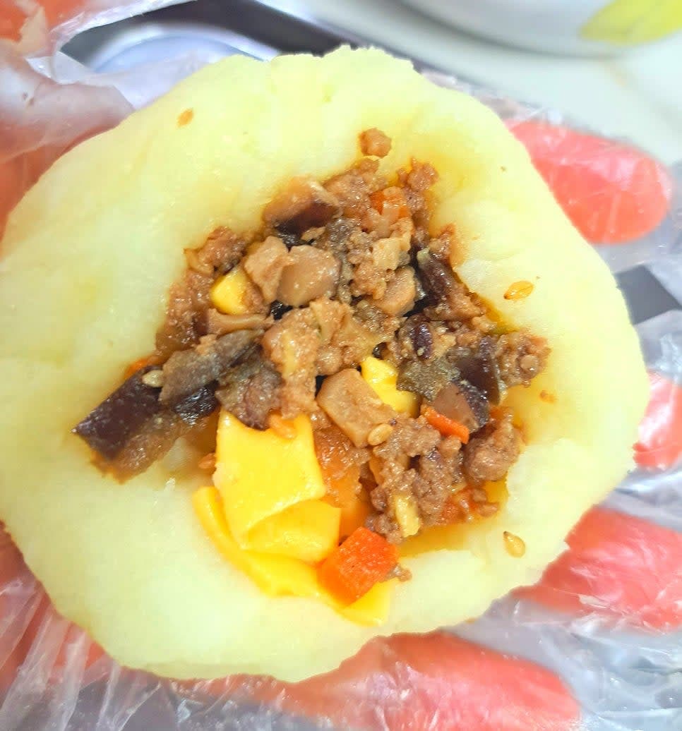 만두처럼 가운데 치즈와 소고기 소보로를 넣고 둥글게 만듭니다.