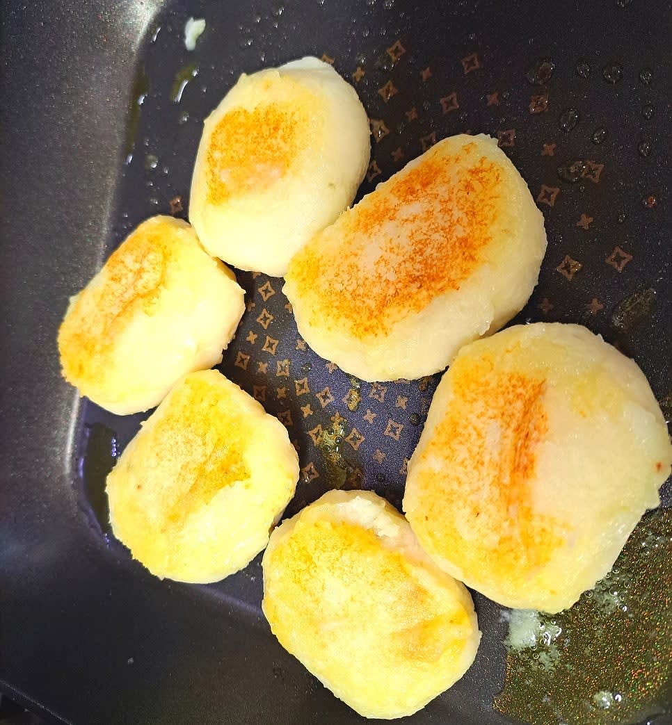 올리브유를 두른 팬에 감자를 굴려가며 노릇하게 굽습니다.