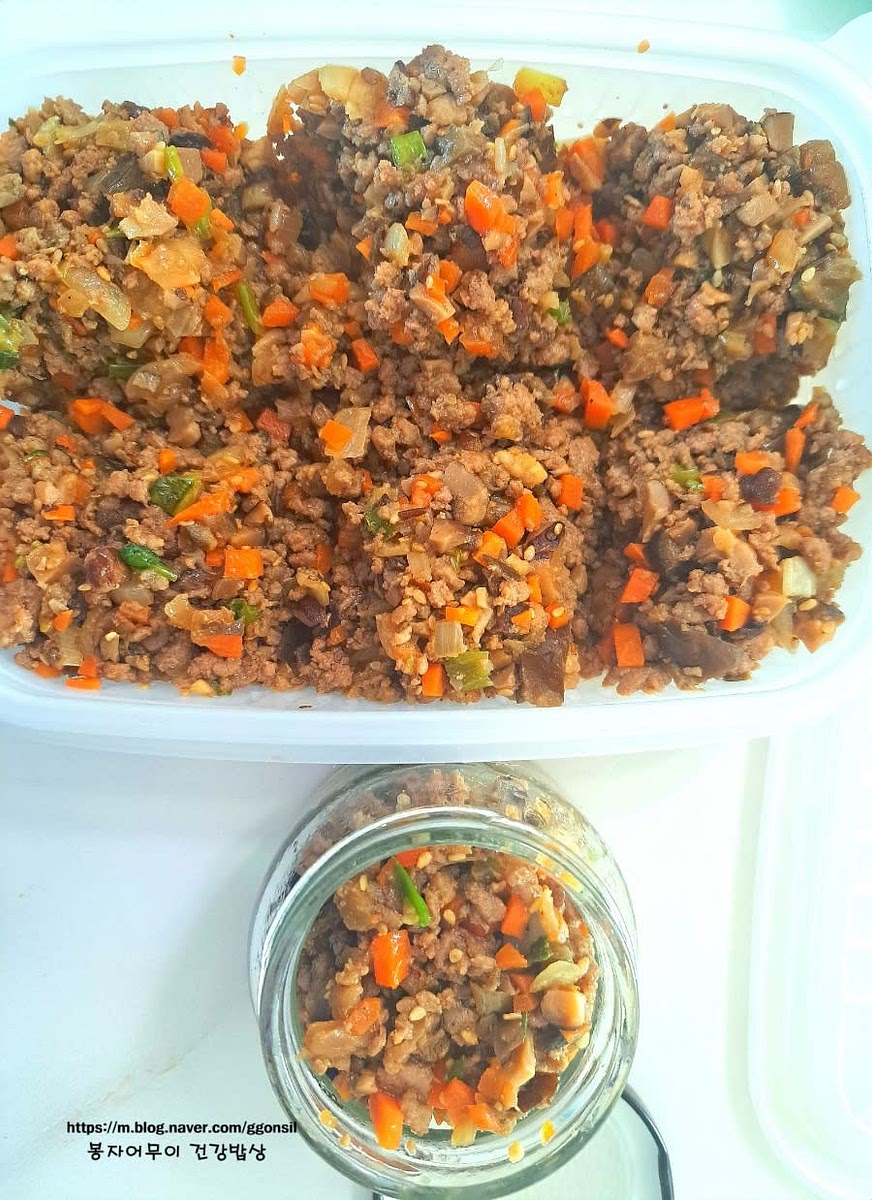 작은 통에 나눠 담아 냉동 보관하세요. 필요할 때 한 칸씩 꺼내 활용할 수 있습니다.