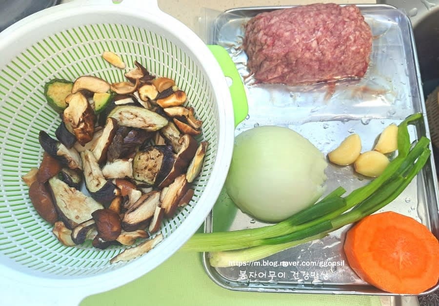 표고, 가지, 호박은 말린 것으로 준비하고 양파, 당근, 쪽파, 마늘을 함께 준비합니다.