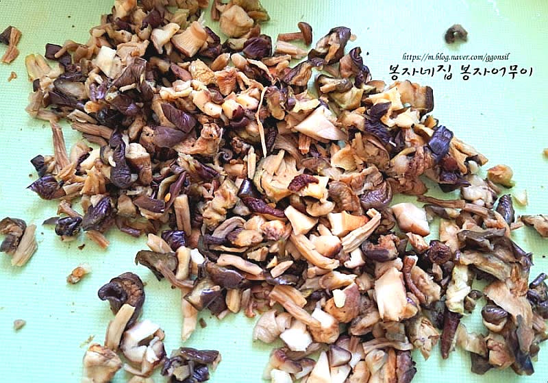 분리된 버섯과 야채들을 잘게 다집니다. 아이들의 연령에 따라 더 잘게 다져주세요.