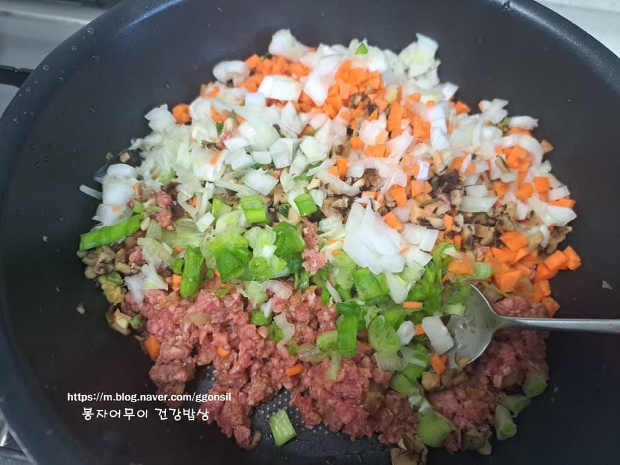 소고기 다짐육과 다진 야채를 참기름 1스푼을 넣고 볶아줍니다.