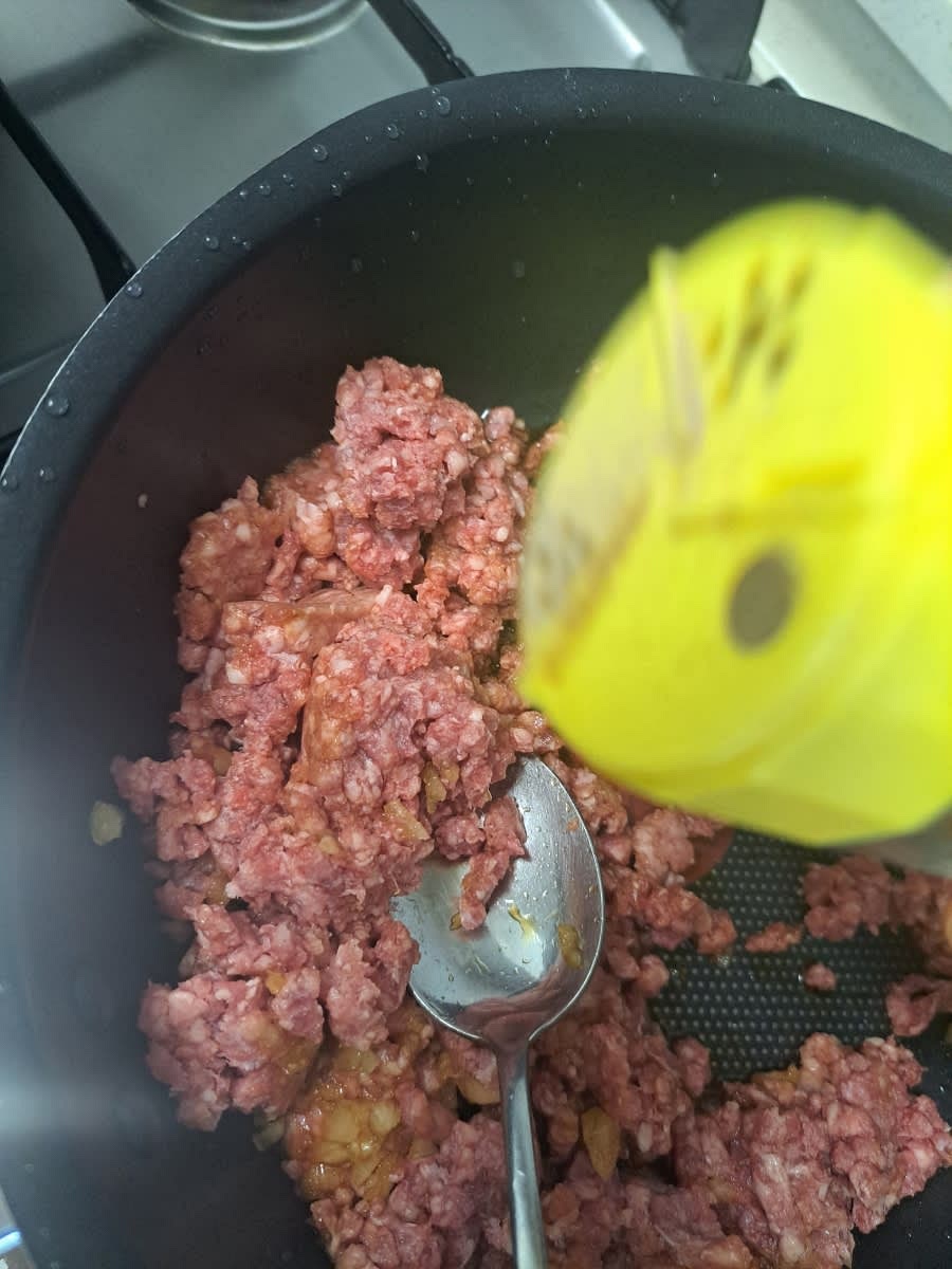 소고기에 간장, 매실청, 맛술 1스푼씩, 올리고당 반 스푼, 후추를 넣고 볶아줍니다.