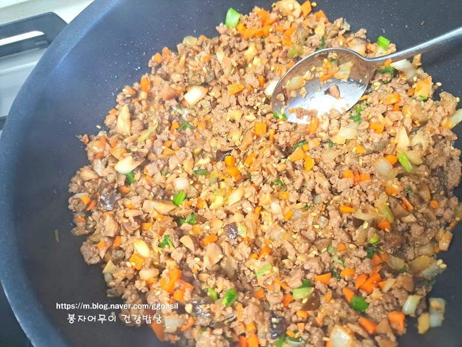 물기가 없을 때까지 볶은 후, 깨소금을 뿌리고 들기름 1스푼을 둘러줍니다.