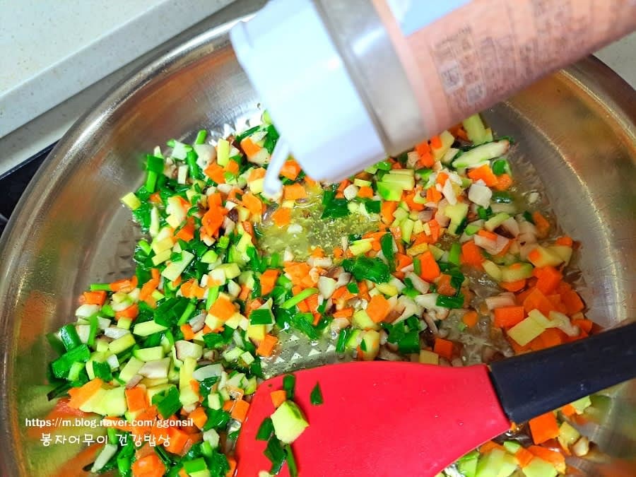 팬에 참기름을 두르고 소금과 깨소금을 넣어 야채들을 볶아줍니다. 물기가 없어질 때까지 볶아주세요.