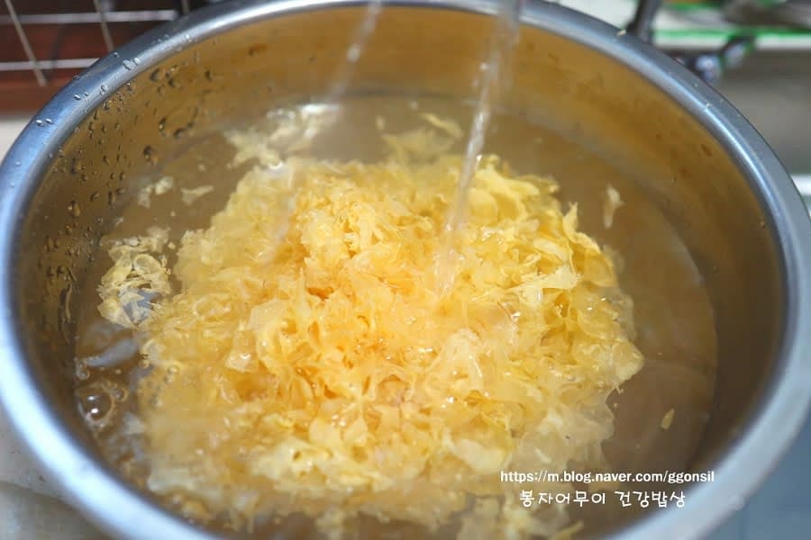 흰 목이버섯을 물에 담가서 20분 정도 말랑말랑하게 불려 줍니다.