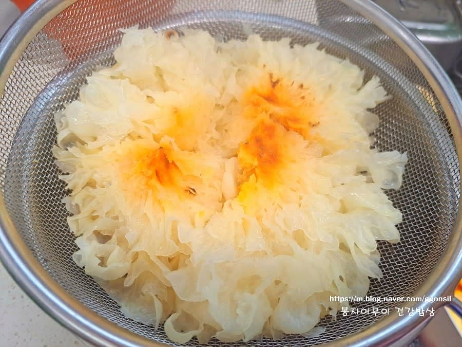 끓는 물에 불린 흰 목이버섯을 넣고 30초 정도 삶아서 체반에서 물기를 빼줍니다.