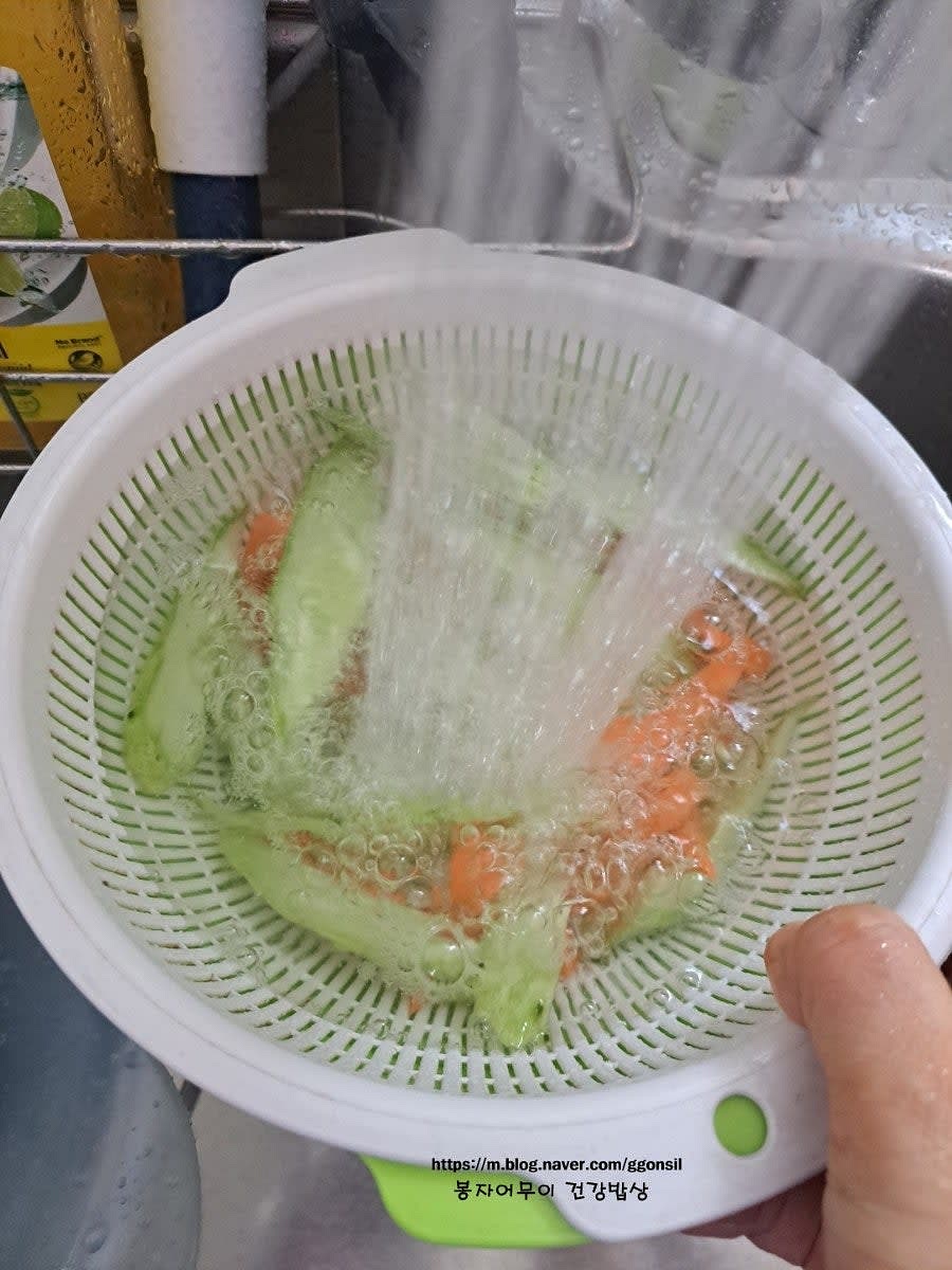 오이, 당근은 다듬어서 먹기 좋게 썰어두고 소금 뿌려서 10분간 재운 후 물로 씻어냅니다.