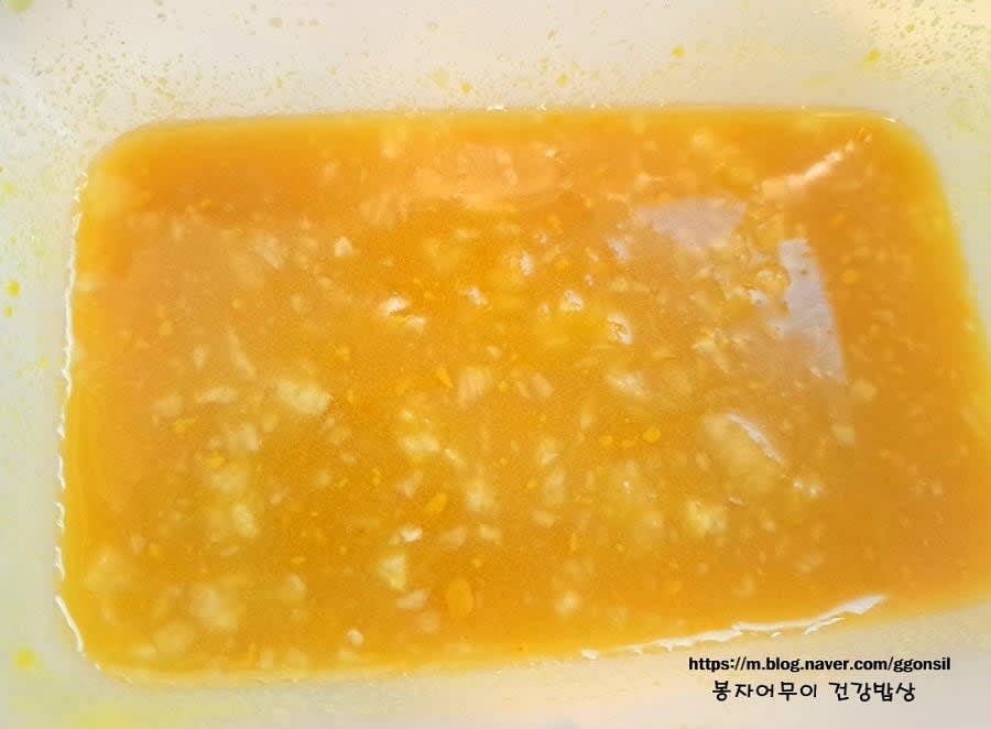 겨자 냉채 소스를 만듭니다. 소금, 설탕, 연겨자, 다진 마늘, 레몬청을 섞어서 통에 담아 둡니다.