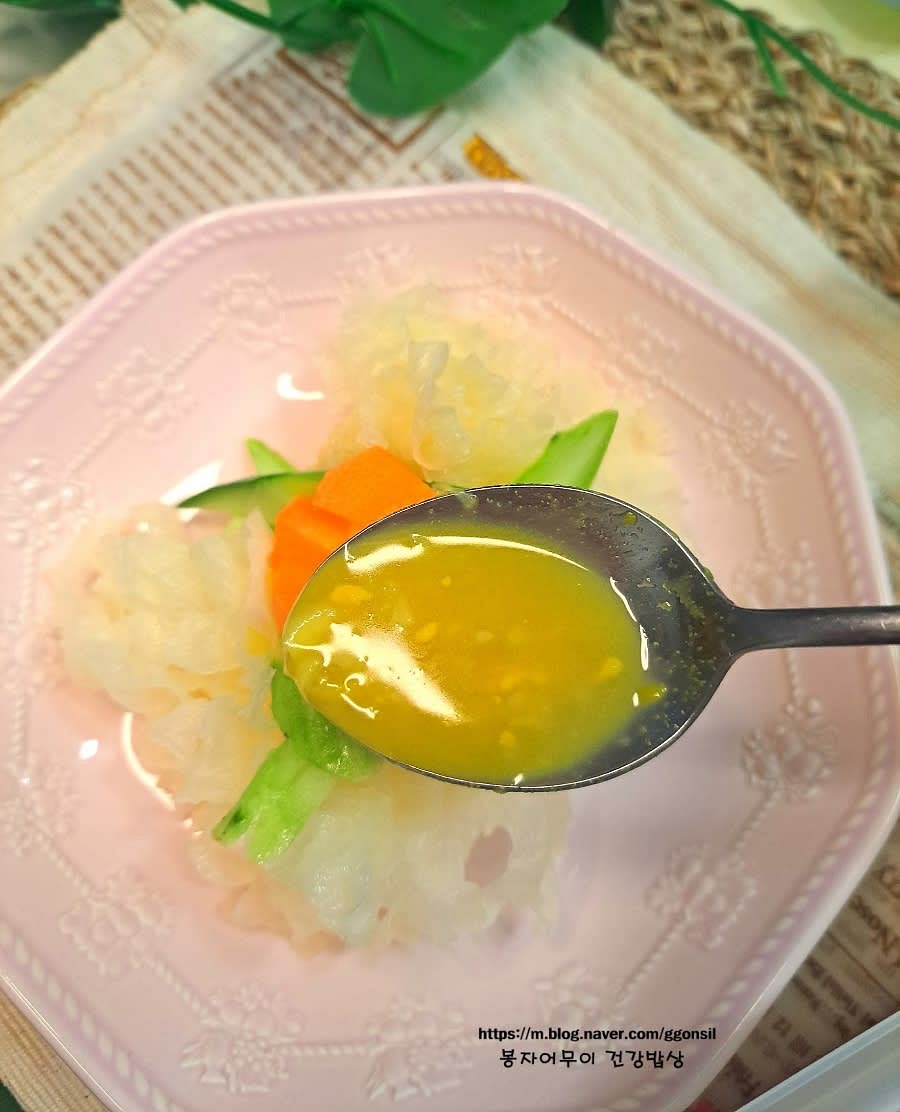 흰 목이버섯과 절인 야채를 먹을 만치 꺼내고 소스를 취향껏 뿌려줍니다.