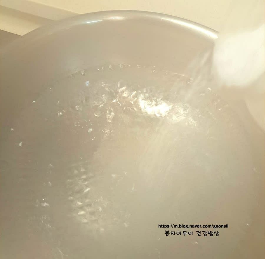 끓는 소금물에 두릅을 넣고 1분 30초 정도 데칩니다. (아린 두릅은 30초, 굵직한 두릅은 1-2분)