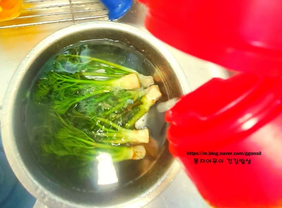 식초 1-2 스푼을 넣고 10분 정도 물에 담가줍니다.