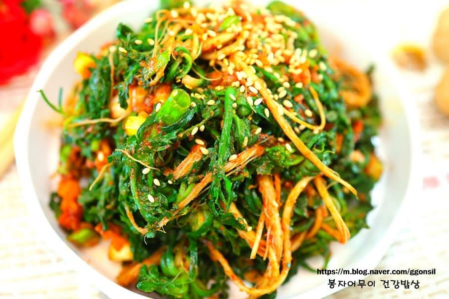 냉이에 양념장을 넣고 골고루 섞은 후 접시에 담아 완성합니다